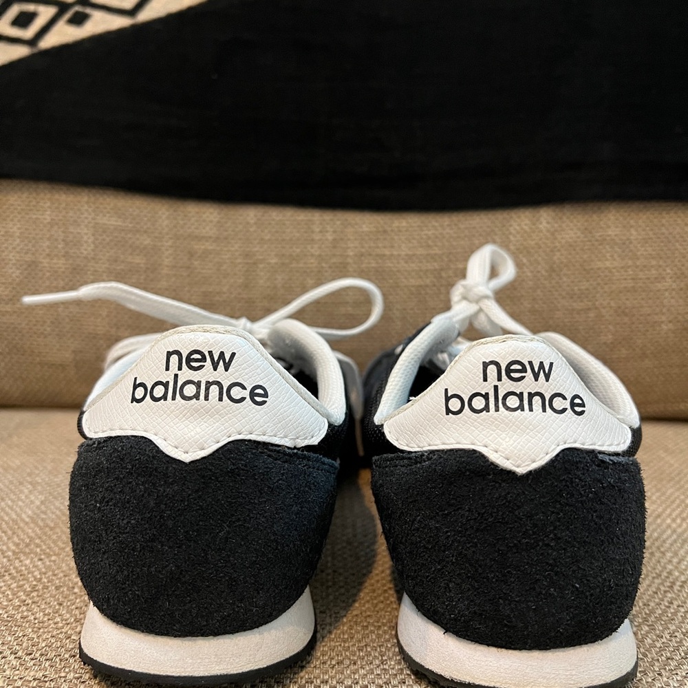 Like new. Ladies New Balance 402 shoes. Size 8. - Picture 3 of 13